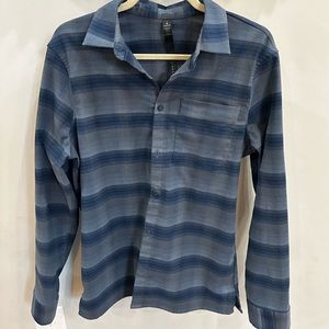 Lululemon Men’s  Blue button down sz sm in good used condition. MSRP $128